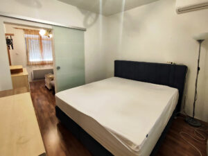 Innenansicht mit Blick ins Schlafzimmer